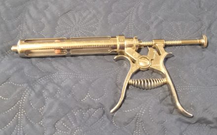 Gold vaccination gun for cattle